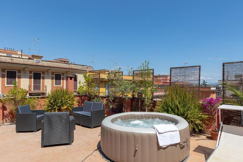 Penthouse With Jacuzzi On Private Terrace In Trastevere Rom Exteriör bild